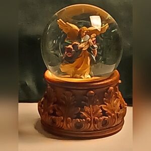 SAN FRANCISCO MUSIC BOX Angel Snow/Glitter Globe W Ornate Carved Wood Style Base